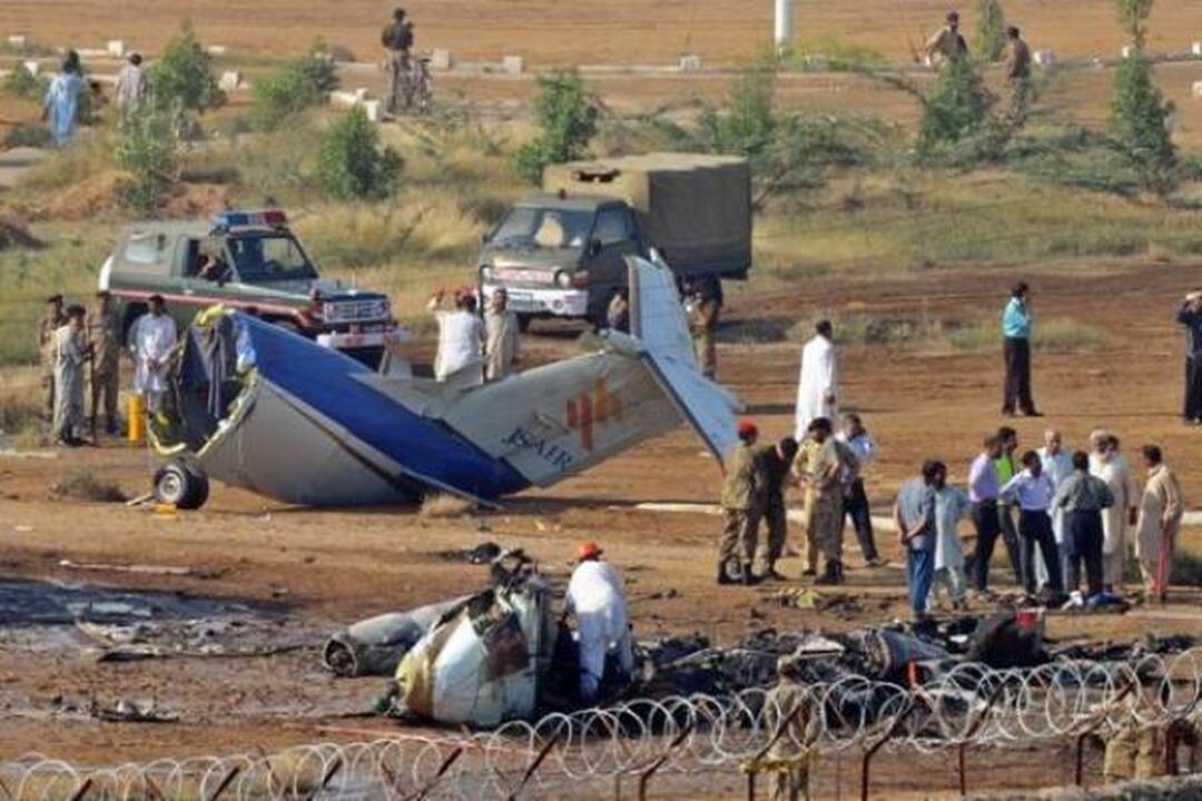 Pakistane sudužus lėktuvui žuvo 22 žmonės