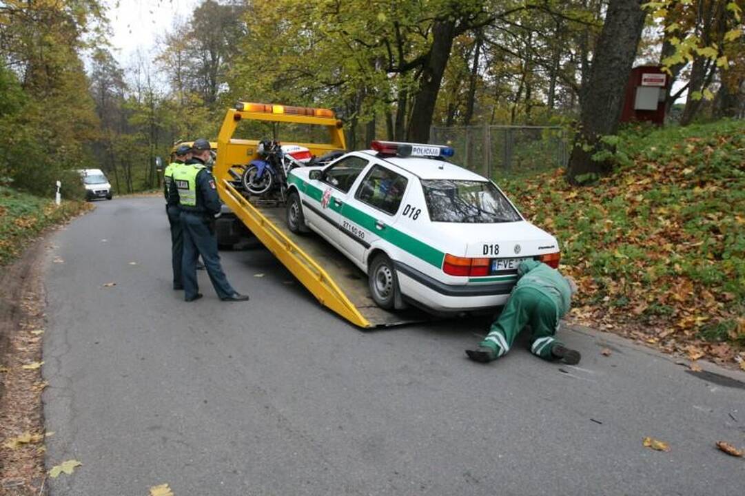 Sprukdami nuo policijos motociklininkai rėžėsi į patrulių automobilį