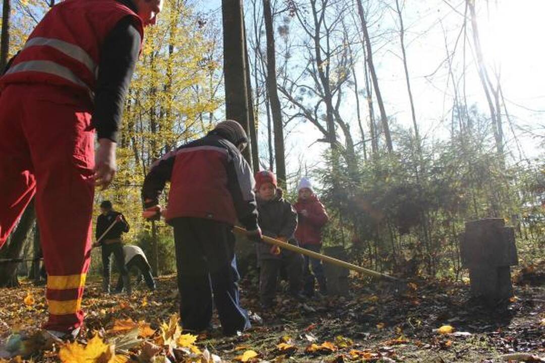 Kauno samariečiai tvarkė apleistas Fredos kapines 