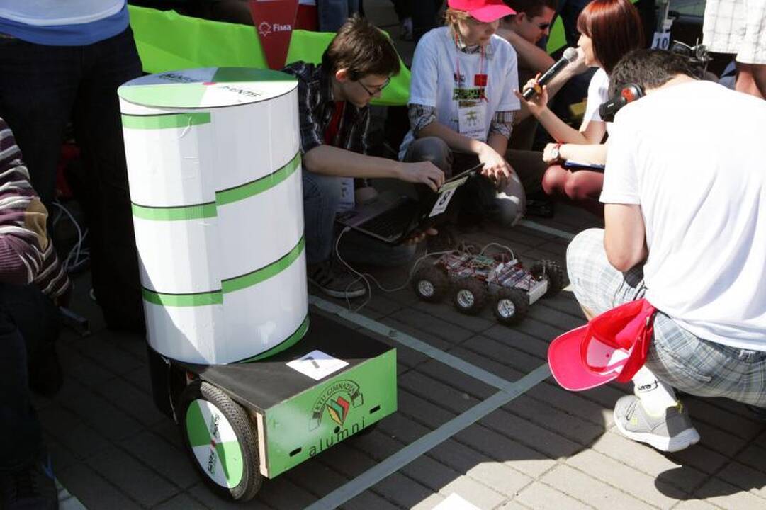 Studentų miestelyje virė robotų kovos   