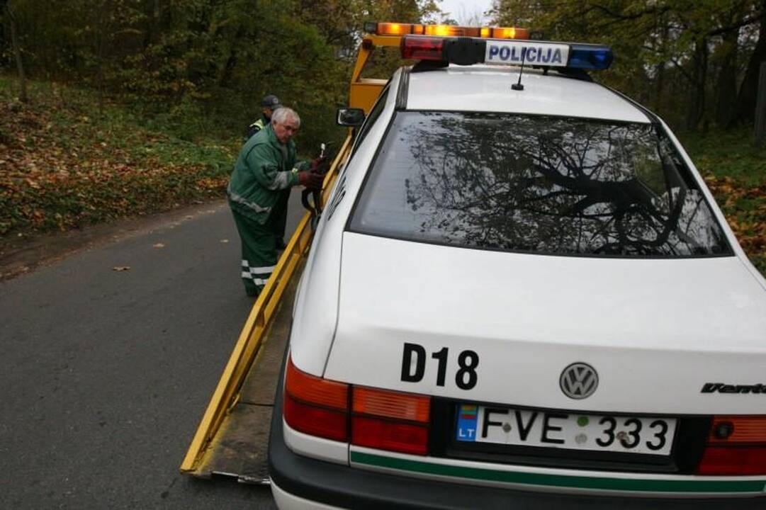 Sprukdami nuo policijos motociklininkai rėžėsi į patrulių automobilį