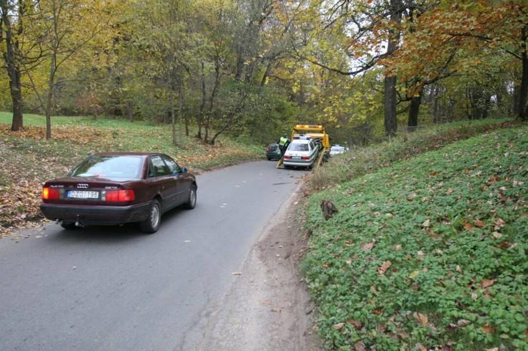 Sprukdami nuo policijos motociklininkai rėžėsi į patrulių automobilį