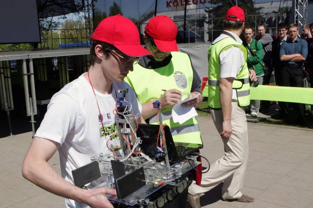 Studentų miestelyje virė robotų kovos   