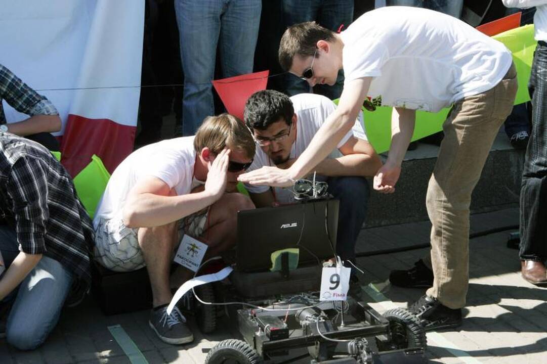 Studentų miestelyje virė robotų kovos   