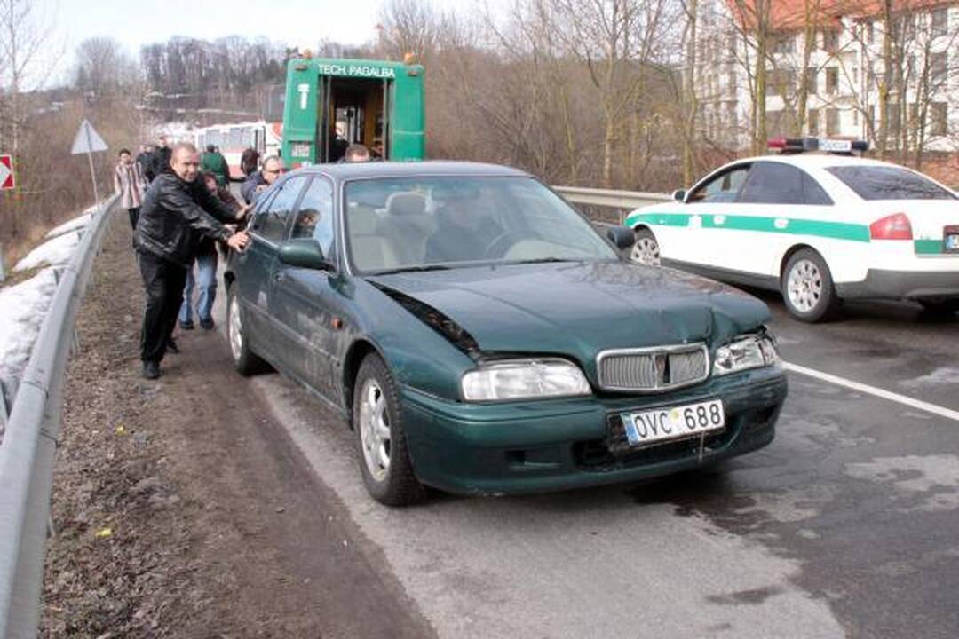 Susidūrę autobusai Kaune užtvėrė Raudondvario tiltą (papildyta)