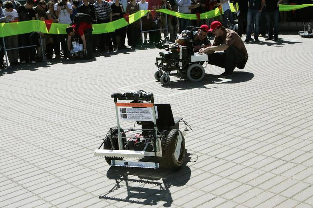 Studentų miestelyje virė robotų kovos   