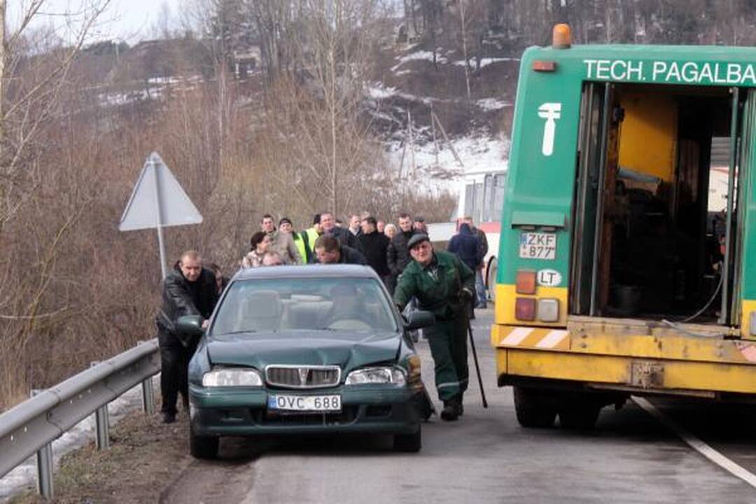 Susidūrę autobusai Kaune užtvėrė Raudondvario tiltą (papildyta)