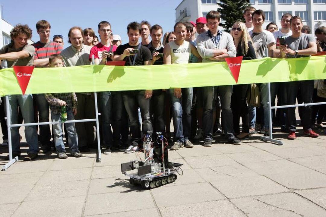 Studentų miestelyje virė robotų kovos   