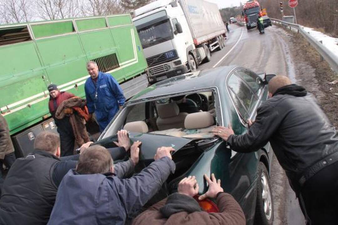 Susidūrę autobusai Kaune užtvėrė Raudondvario tiltą (papildyta)