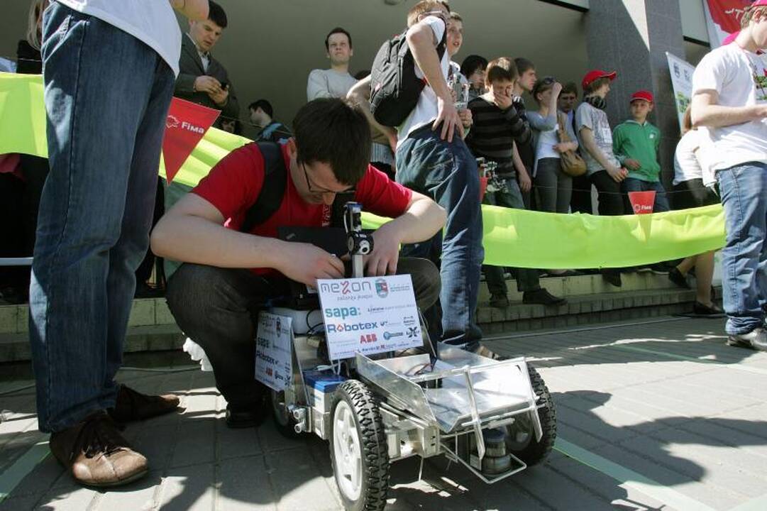 Studentų miestelyje virė robotų kovos   