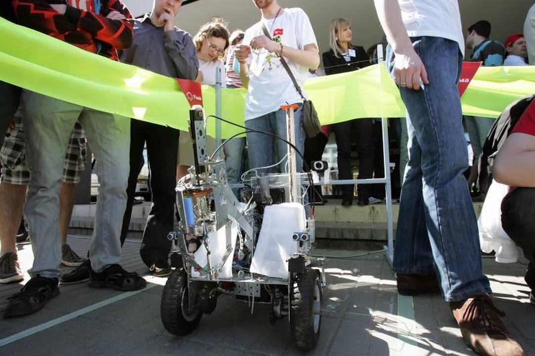 Studentų miestelyje virė robotų kovos   