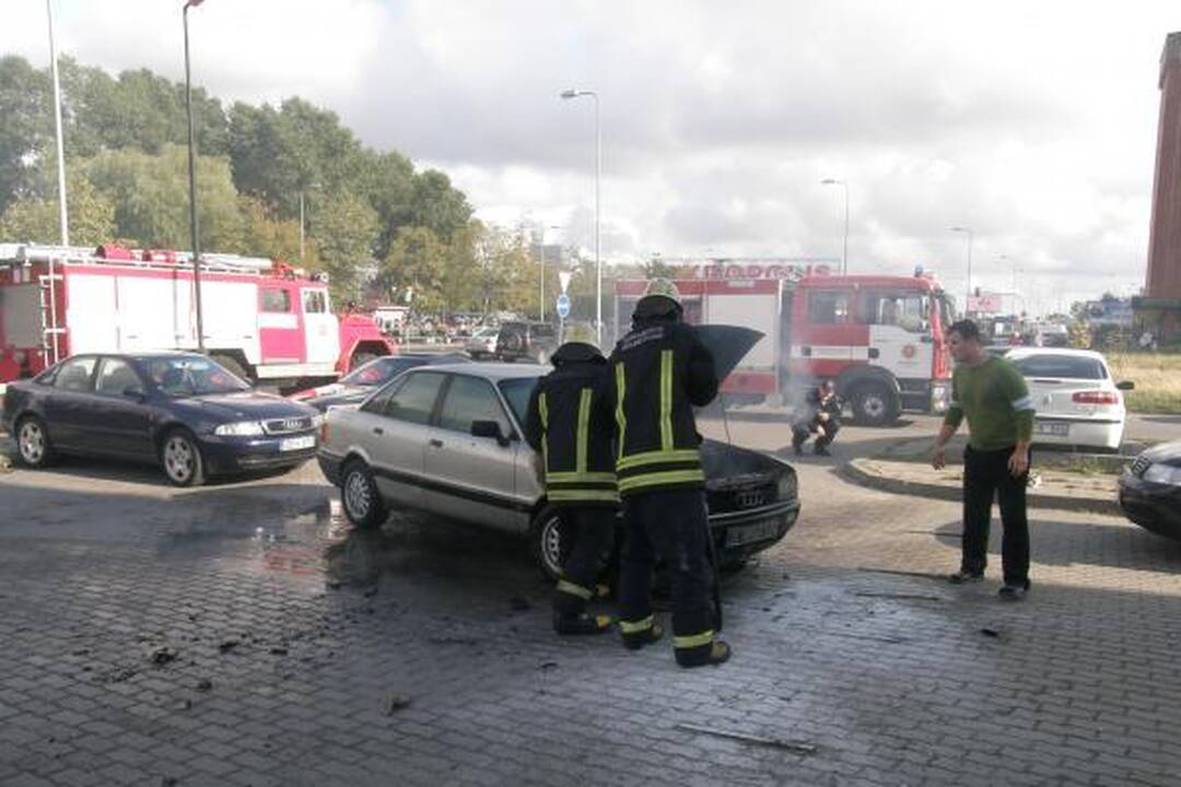 Uostamiestyje užsidegė „Audi“