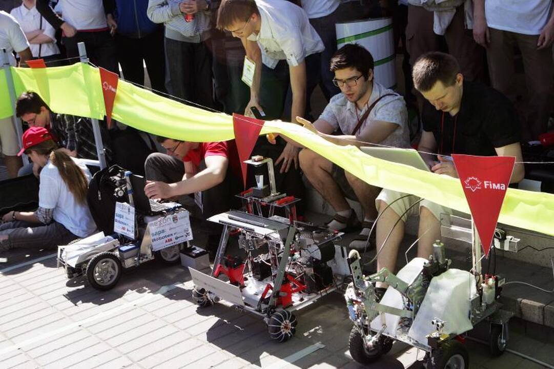 Studentų miestelyje virė robotų kovos   