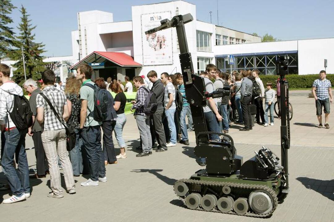 Studentų miestelyje virė robotų kovos   