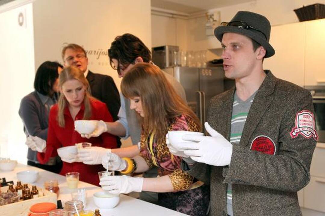 LNK serialą „Jausmų miestas“ aktoriai pristatė virdami muilą 