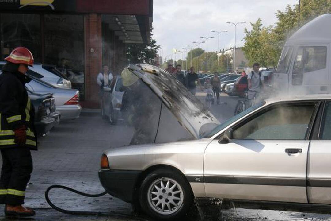 Uostamiestyje užsidegė „Audi“