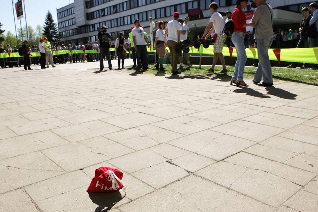 Studentų miestelyje virė robotų kovos   