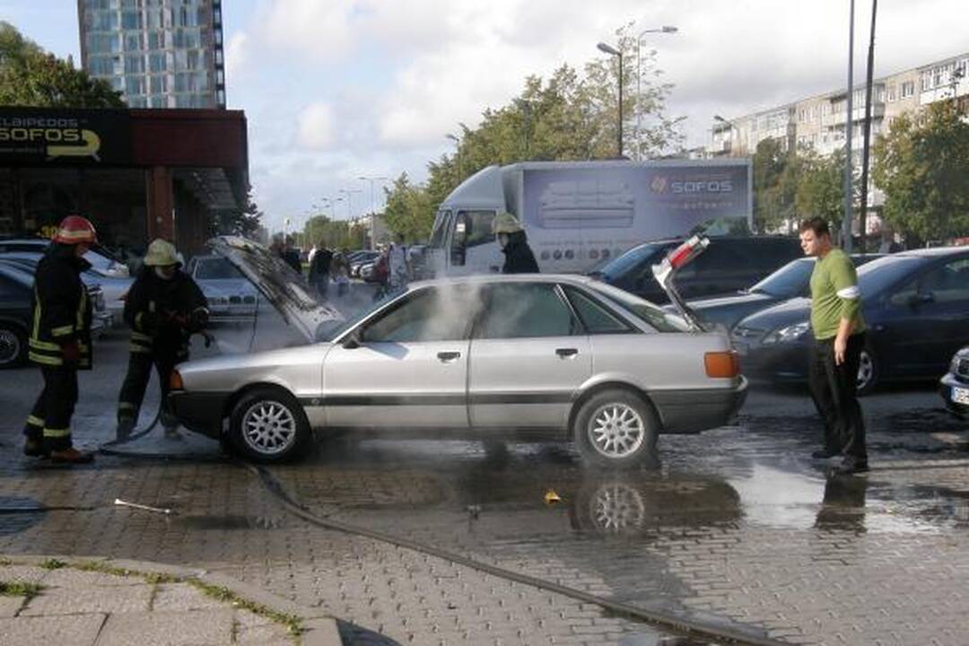 Uostamiestyje užsidegė „Audi“