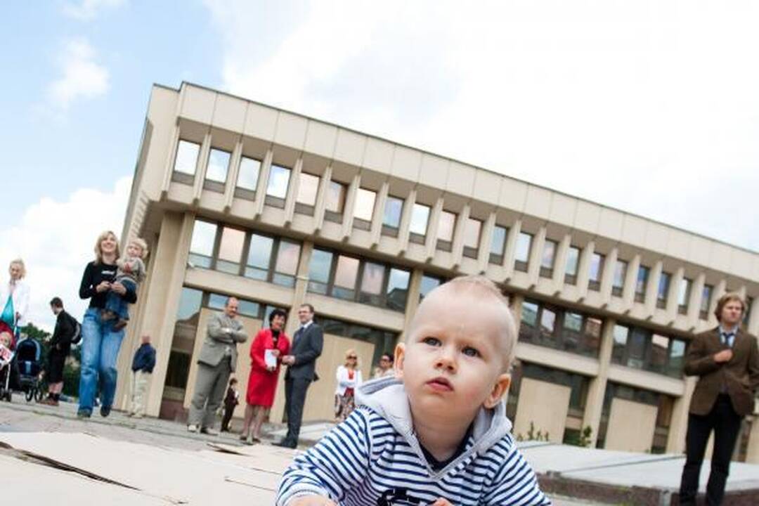Tėvų ir mamų proteste - žiūronai A.Kubiliui ir A.Valinskui