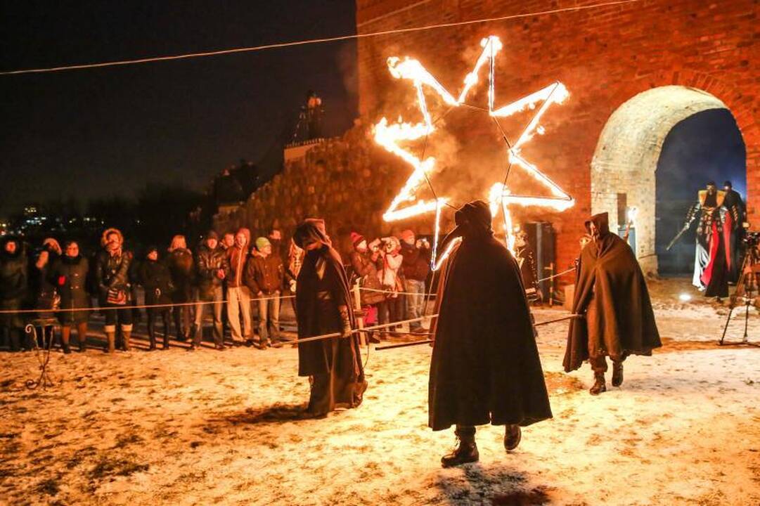 Prie Kauno pilies sužėrėjo Kalėdų eglė ir padvelkė viduramžiais