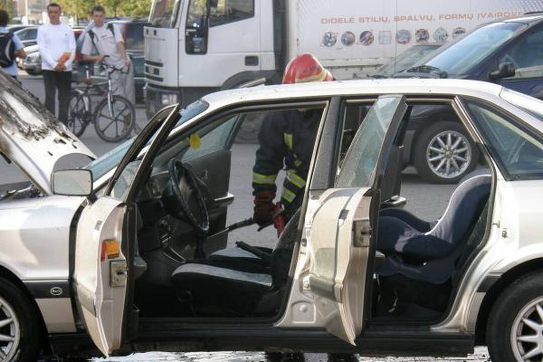 Uostamiestyje užsidegė „Audi“
