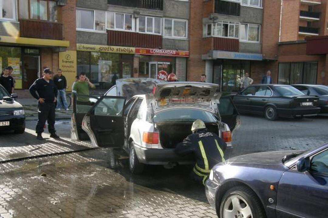 Uostamiestyje užsidegė „Audi“
