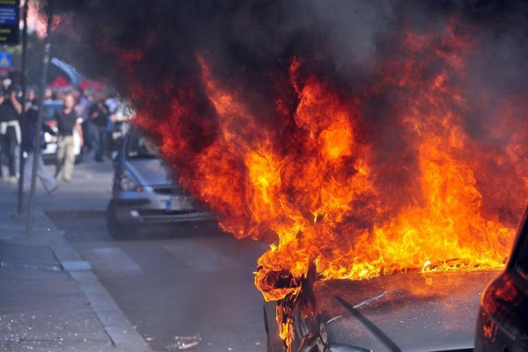 Romoje per protestus liepsnojo automobiliai
