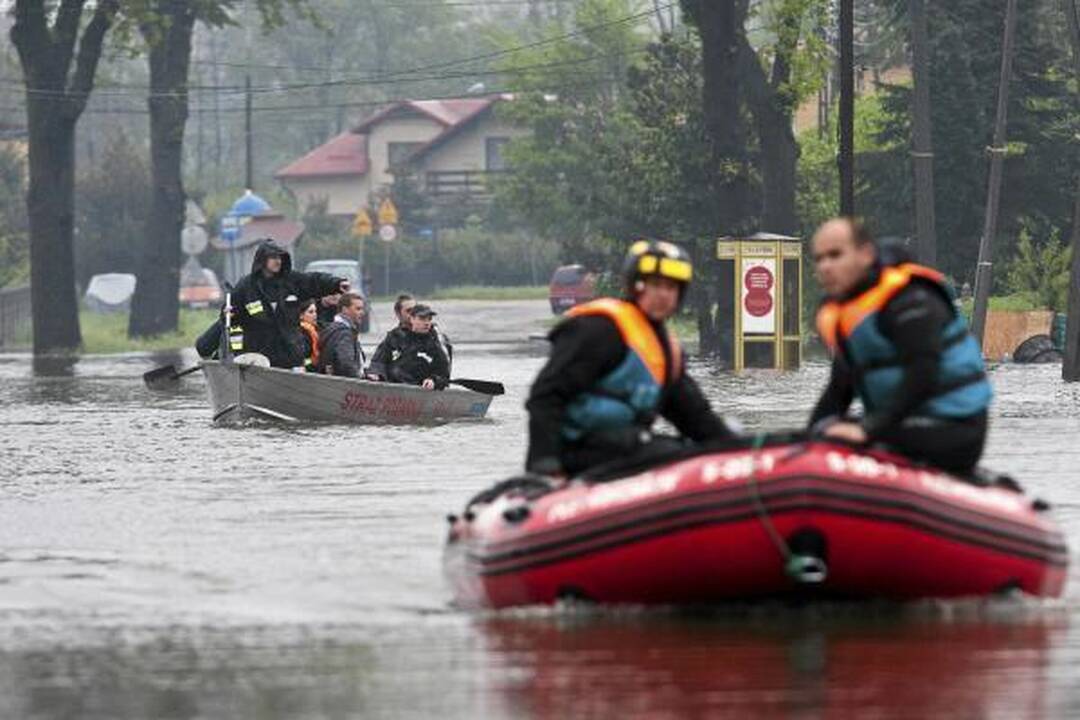 Gelbėdamiesi nuo potvynio, lenkai užlies kaimus (papildyta 15.07)