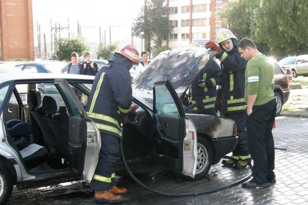 Uostamiestyje užsidegė „Audi“