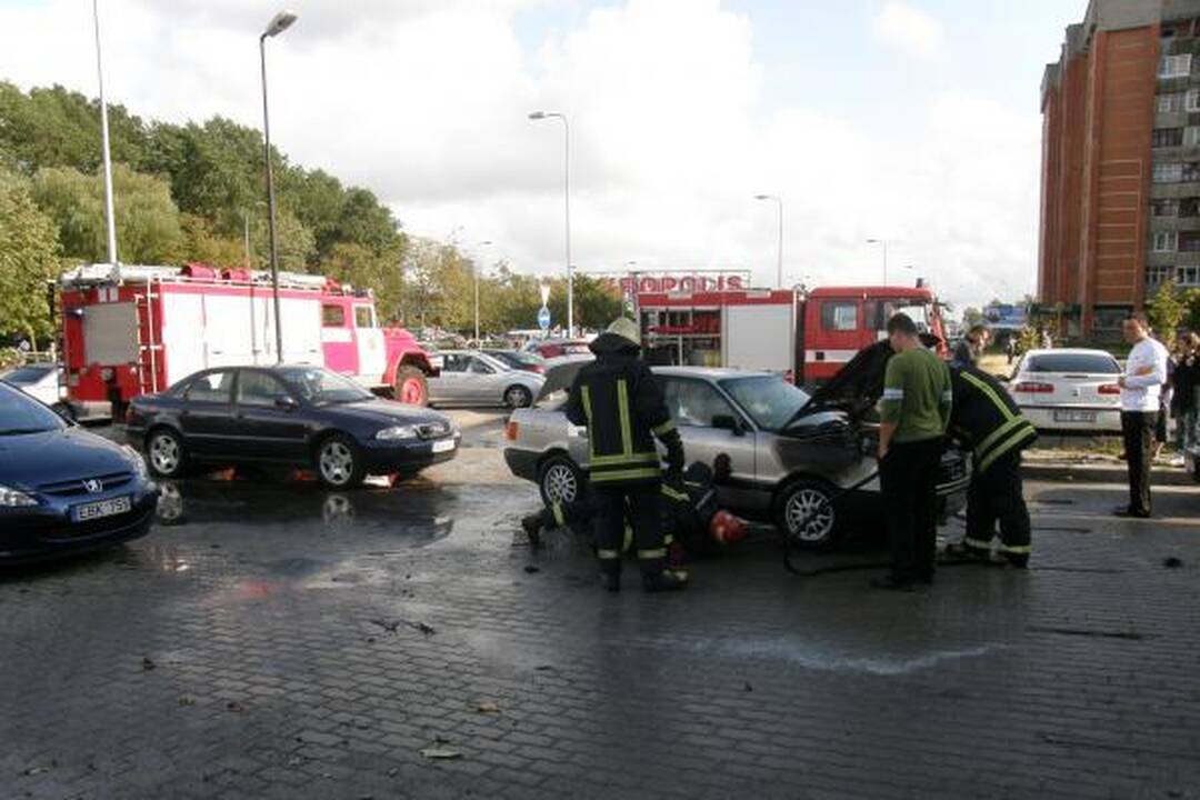 Uostamiestyje užsidegė „Audi“