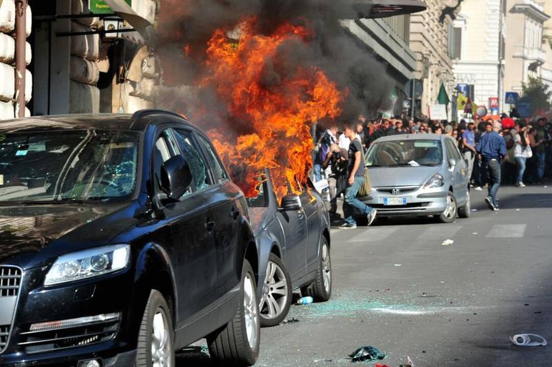 Romoje per protestus liepsnojo automobiliai