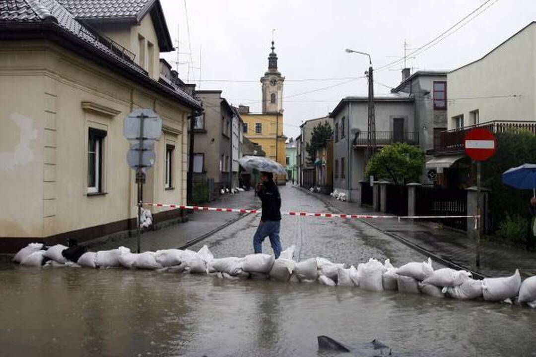 Gelbėdamiesi nuo potvynio, lenkai užlies kaimus (papildyta 15.07)