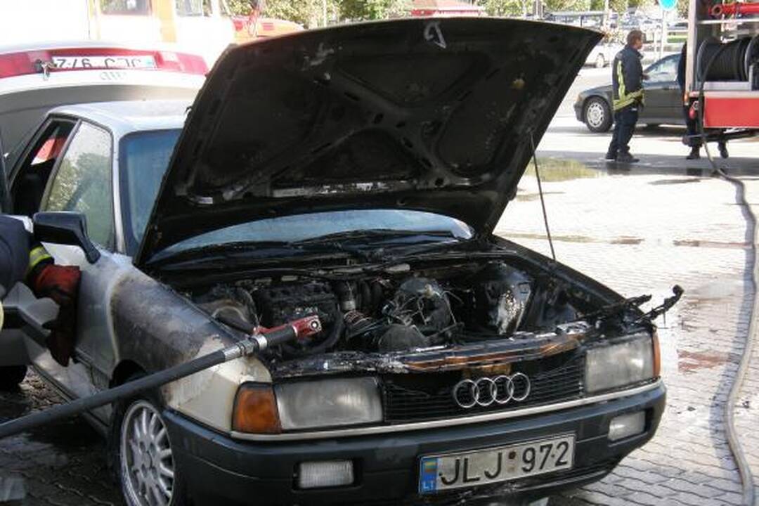 Uostamiestyje užsidegė „Audi“