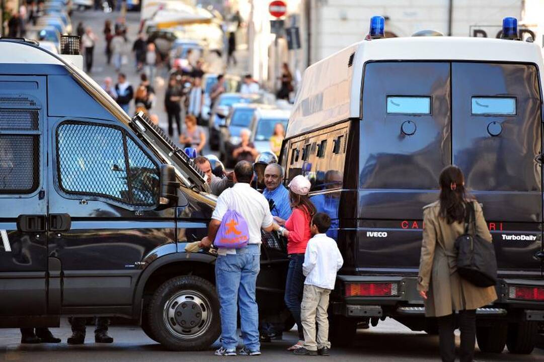Romoje per protestus liepsnojo automobiliai