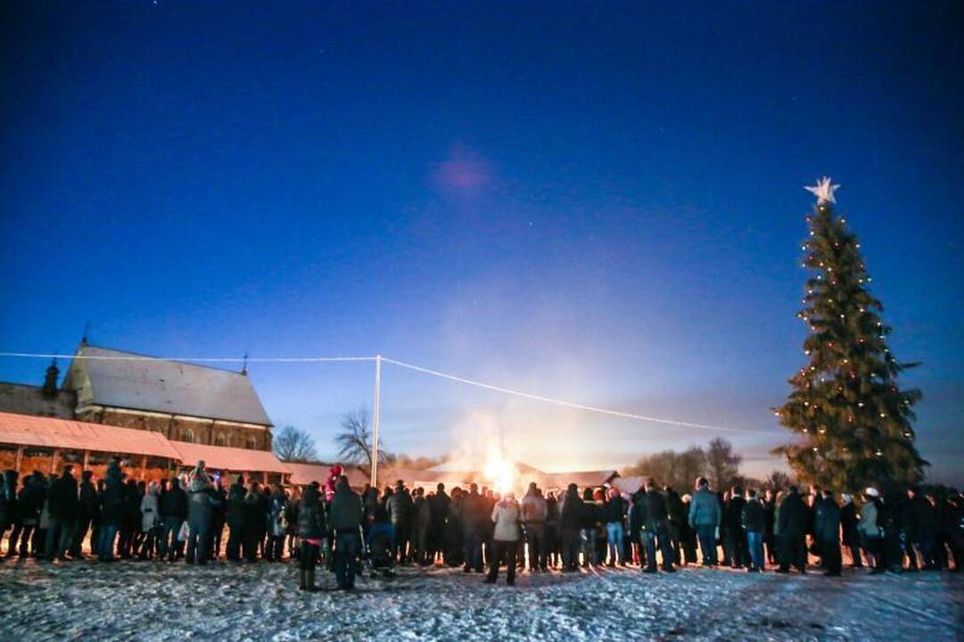 Prie Kauno pilies sužėrėjo Kalėdų eglė ir padvelkė viduramžiais