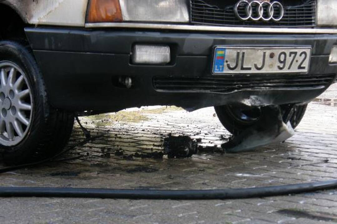 Uostamiestyje užsidegė „Audi“