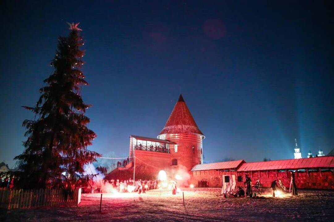 Prie Kauno pilies sužėrėjo Kalėdų eglė ir padvelkė viduramžiais