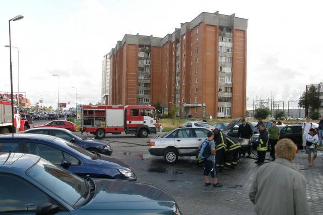 Uostamiestyje užsidegė „Audi“