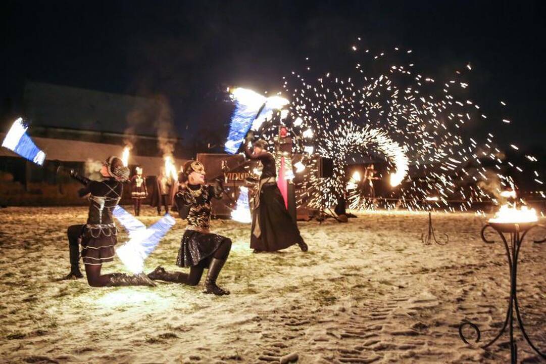 Prie Kauno pilies sužėrėjo Kalėdų eglė ir padvelkė viduramžiais