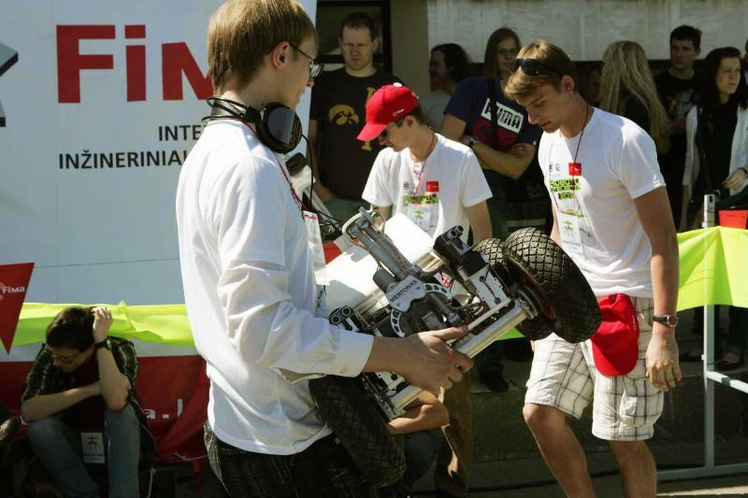 Studentų miestelyje virė robotų kovos   
