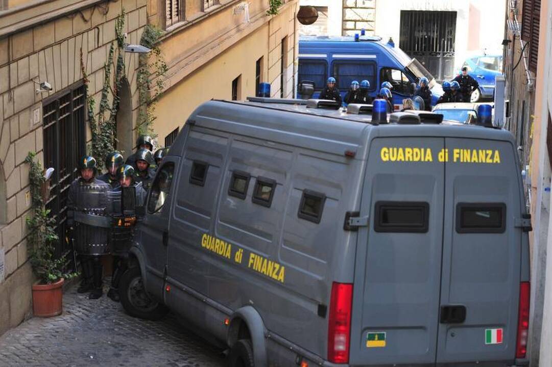 Romoje per protestus liepsnojo automobiliai