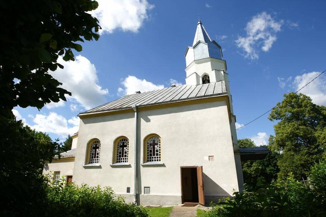 Valstybės saugoma Lapių bažnyčia gali nugarmėti nuo šlaito?