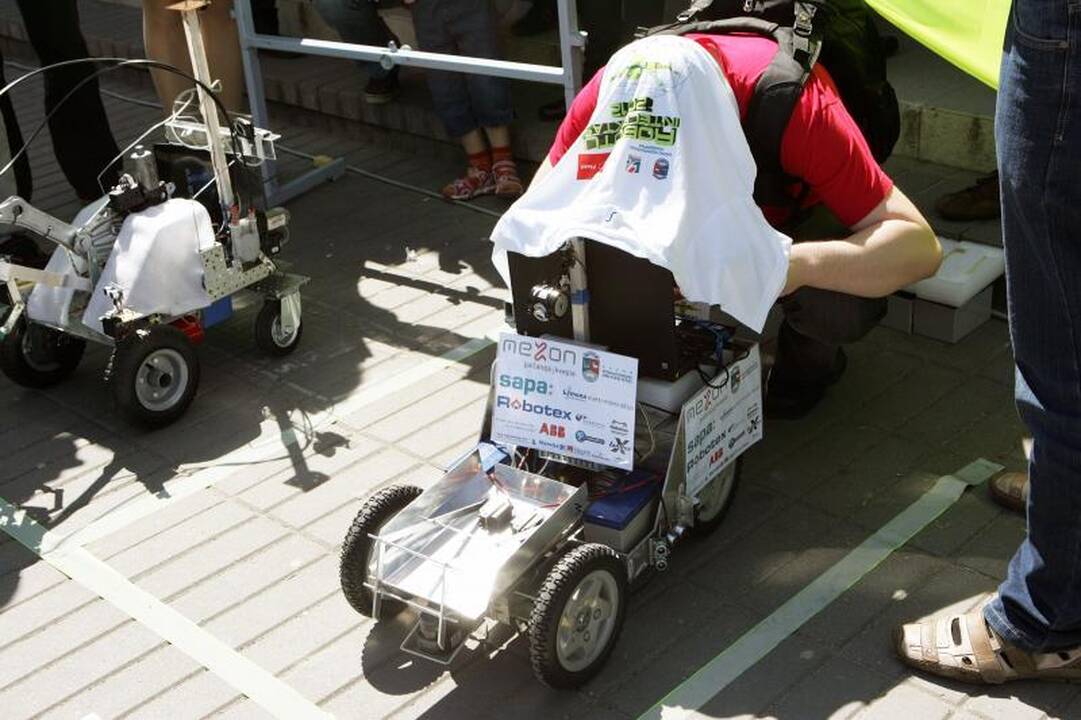 Studentų miestelyje virė robotų kovos   