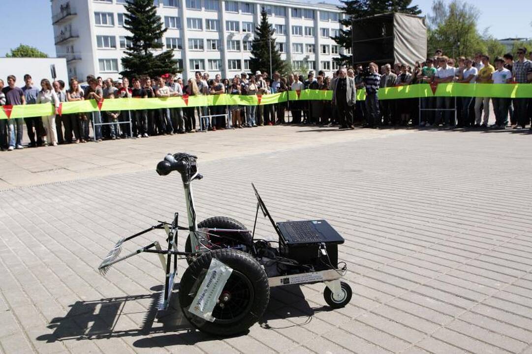 Studentų miestelyje virė robotų kovos   