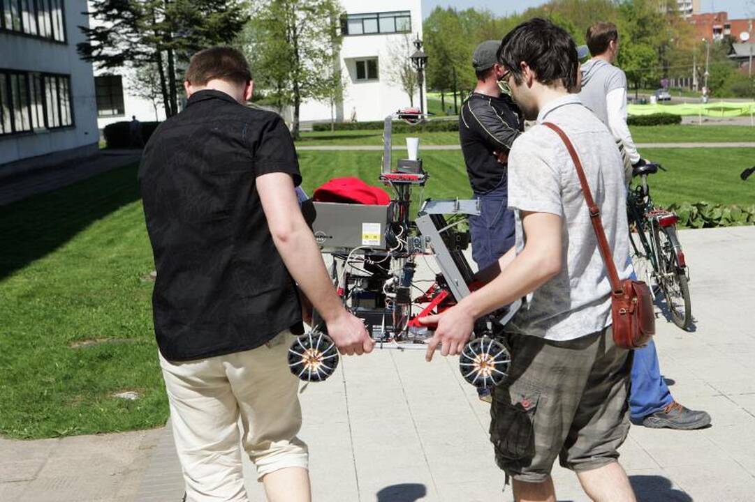 Studentų miestelyje virė robotų kovos   