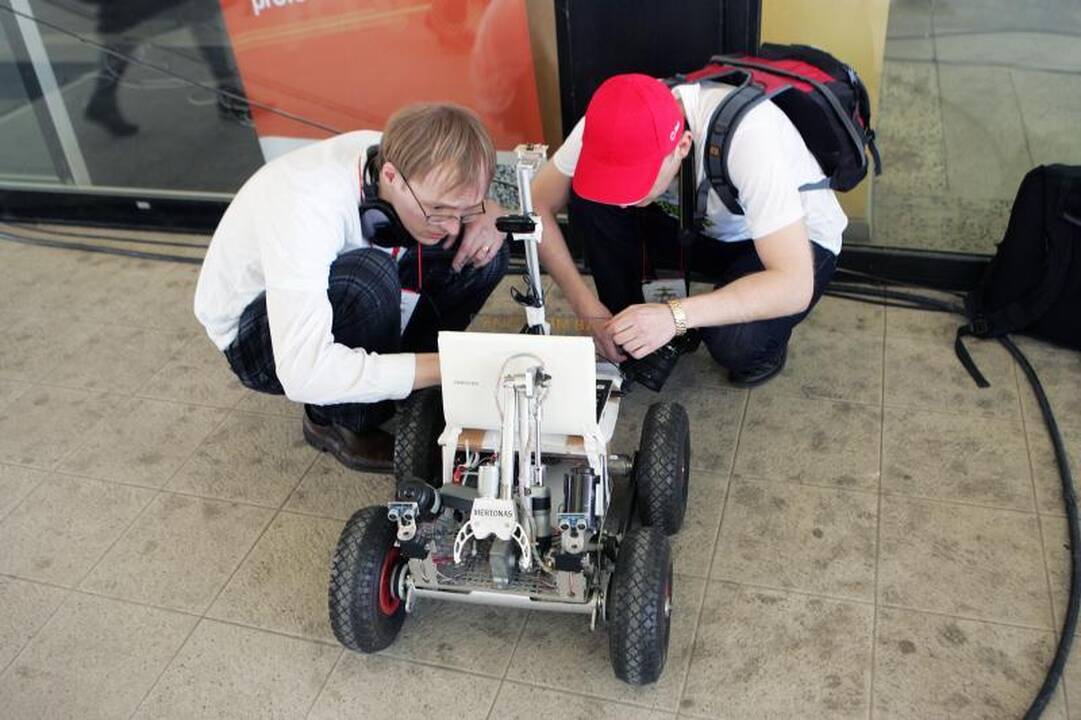 Studentų miestelyje virė robotų kovos   