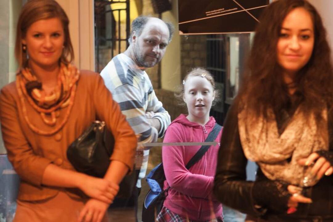 Per kelias valandas iš 10 kg vilnos ant moters „nulipdyta“ suknelė