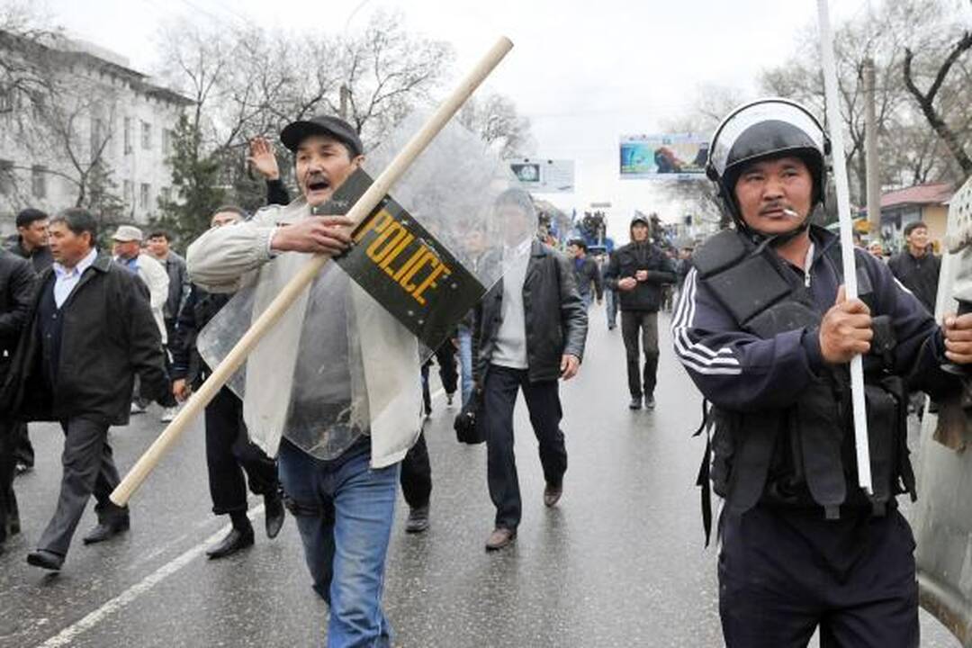 Riaušės Kirgizijoje: sumuštas ministras, šaudoma į protestuotojus (papildyta)