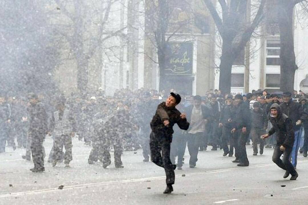 Riaušės Kirgizijoje: sumuštas ministras, šaudoma į protestuotojus (papildyta)