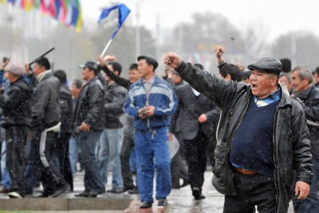 Riaušės Kirgizijoje: sumuštas ministras, šaudoma į protestuotojus (papildyta)